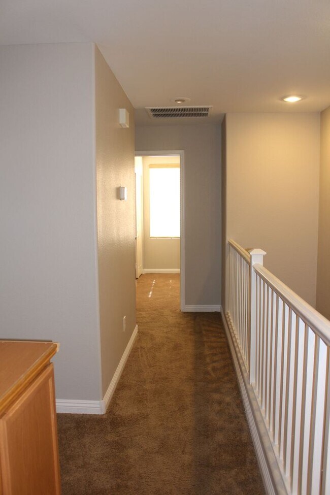 Building Photo - BEAUTIFUL 4 BEDROOM HOME WITH A POOL!