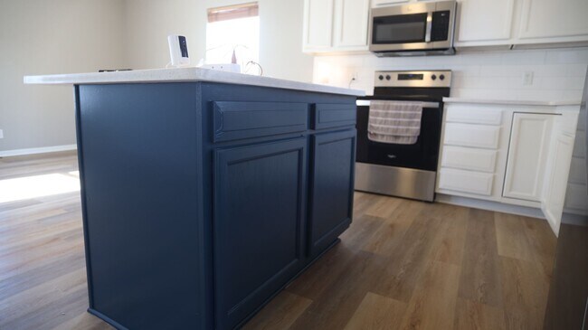 Building Photo - AVAILABLE NOW!