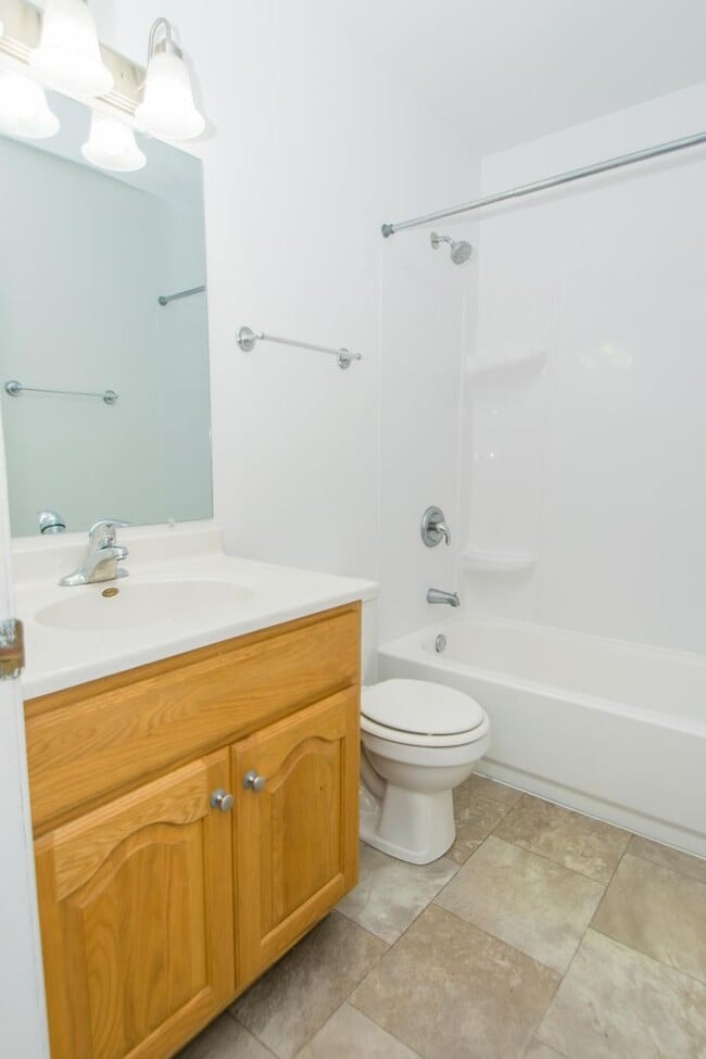 Building Photo - Spacious 2 bedroom / 1 bathroom Duplex for...