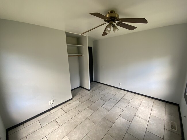 Building Photo - 905 Southmoor Dr