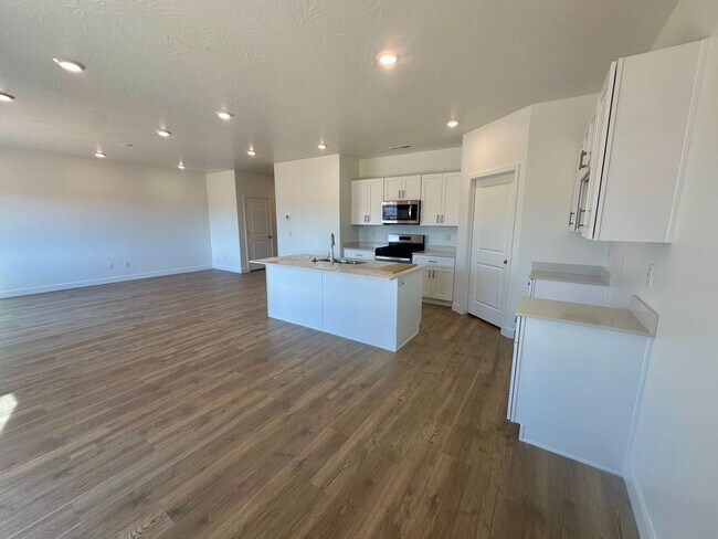 Building Photo - BRAND NEW Long Valley Home