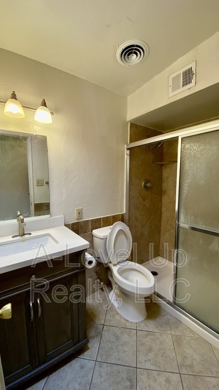 Building Photo - 700 W Calle Colado