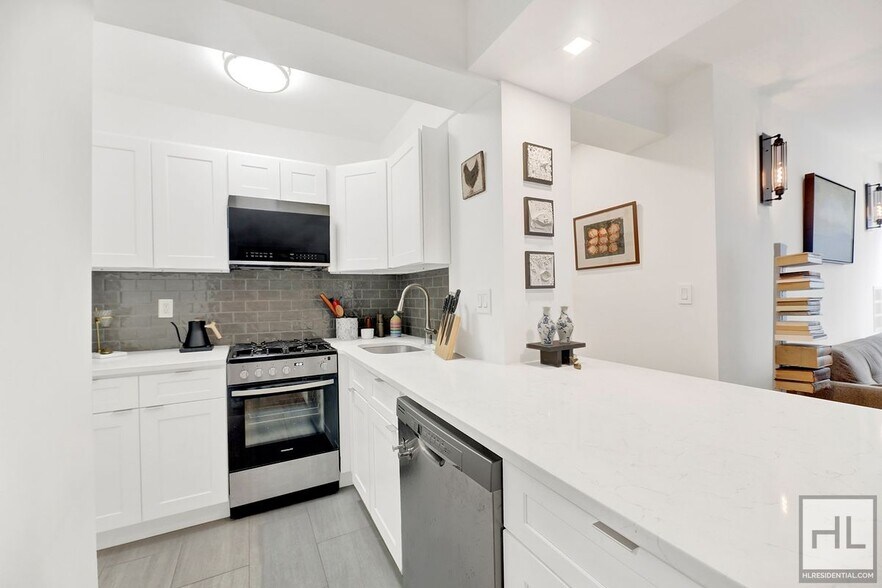 Building Photo - 333 E 46th St