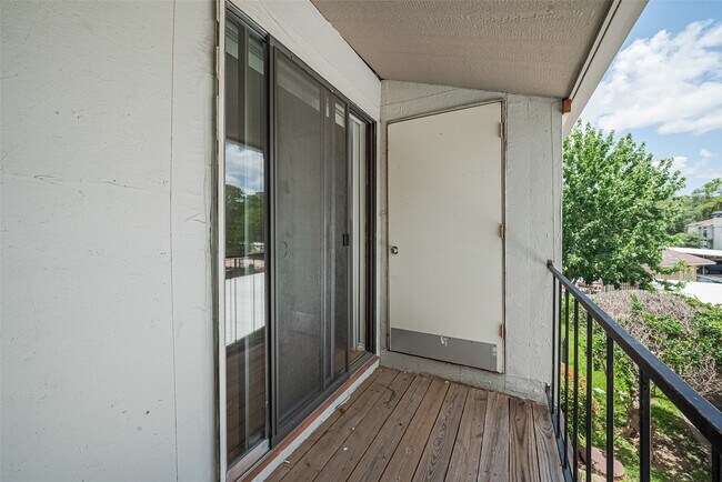 Building Photo - 2425 Augusta Dr