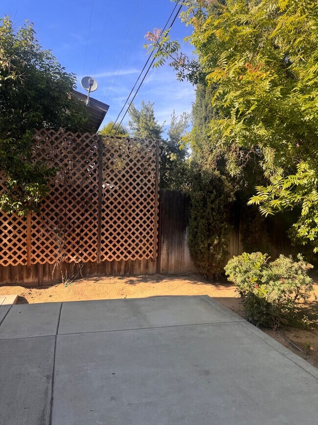 Building Photo - Charming 3 Bed/ 2 Bath Home. AVAILABLE NOW!!!!
