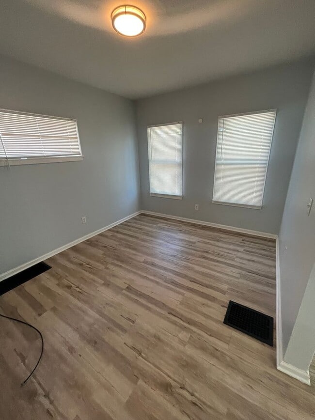 Building Photo - Three Bedroom House on Wyoming!