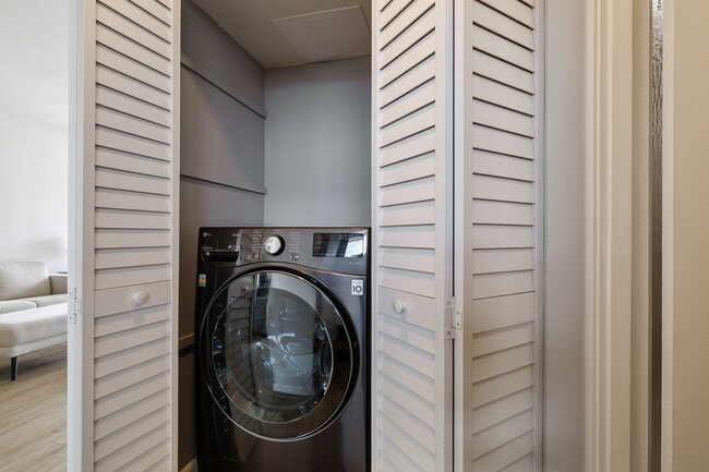 Building Photo - High floor, corner unit at Makiki Towers. Partially furnished, renovated 2-bedroom, 1.5 bathroom ...