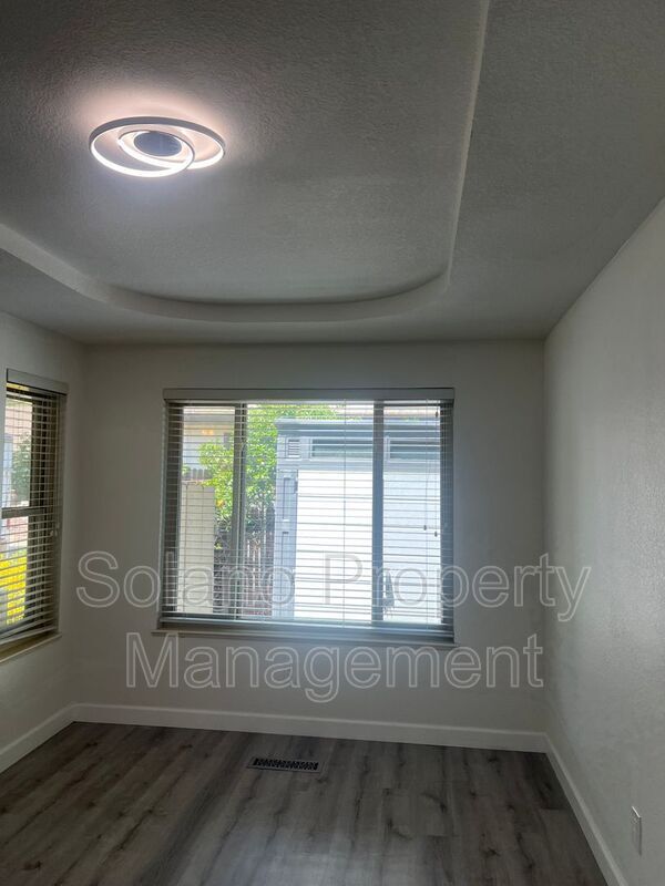 Building Photo - 142 Hillview Dr