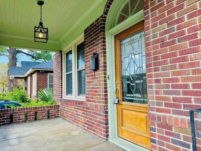 Building Photo - Available this Summer!! Beautiful 3 bed, 2 bath home located in Ardsley Park in Savannah, Ga!!