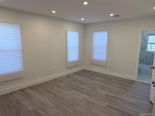 Building Photo - 862 Station Pl