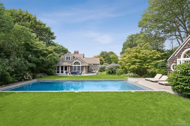 Building Photo - 20 Quogue St