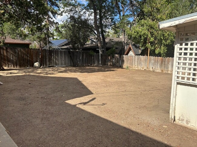 Building Photo - 2 bedroom, 1 bath cottage in the heart of ...