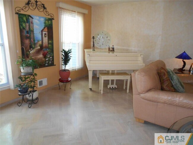 Building Photo - 62 Buttonwood Dr