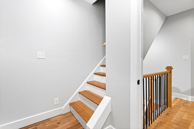 Building Photo - Beautifully Renovated 3 Bed/2.5 Bath Home in Mt Washington - Convenient Location