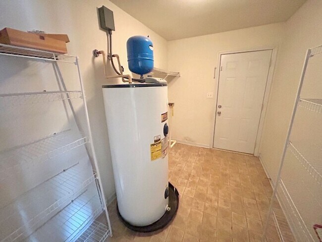 Building Photo - Move In Ready!-Charming 3 -bedroom Home with a move in special-$300 off first month's rent.