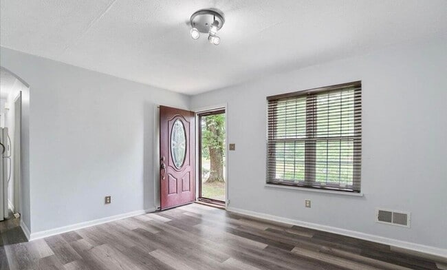 Building Photo - Updated Hillview Home! 3BR/2BA with Basement!