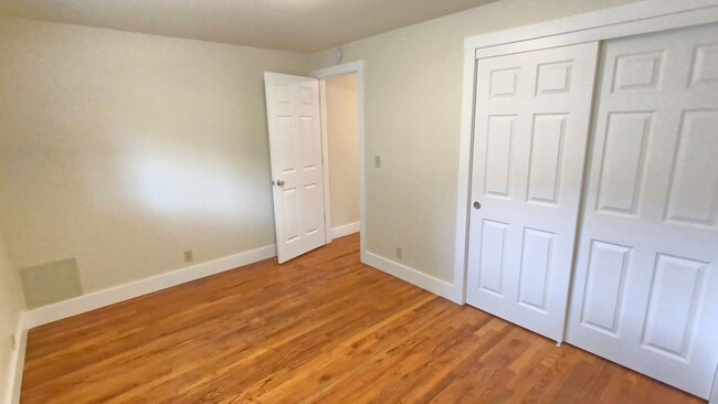 Building Photo - 2 bedroom 1 bath single level duplex