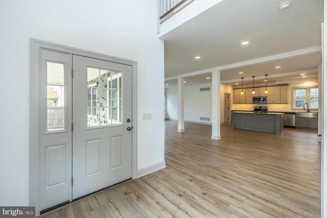 Building Photo - 411 James St