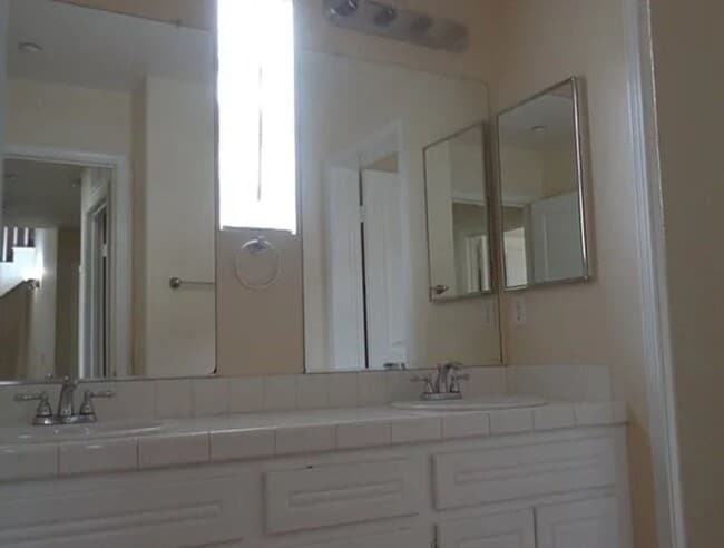 Building Photo - 2 weeks free rent. Detached 4 Bedroom Home...