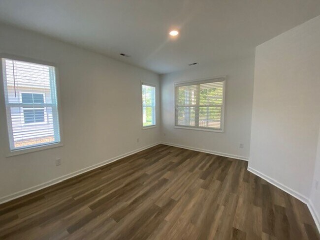 Building Photo - Brand new 3 bedroom 2.5 bath home in Leland