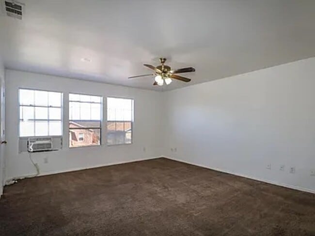 Building Photo - 4-bedroom home!