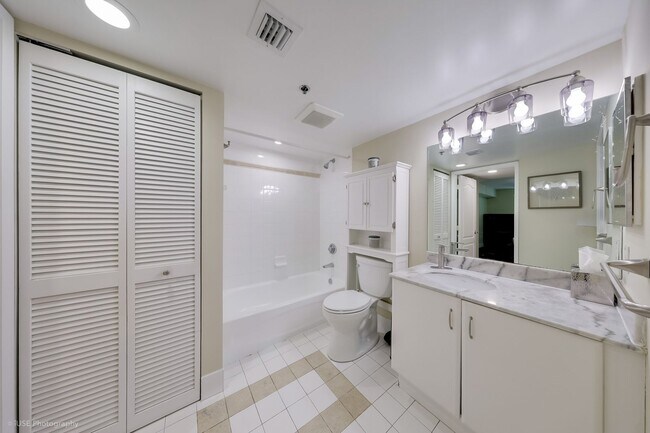 Building Photo - 1 Bed / 1 Bath with Bay Views – Partially Furnished – Brickell – $2,800