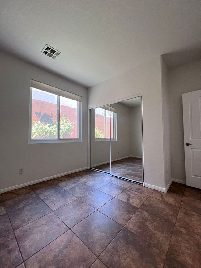 Building Photo - Stunning 4-Bed 3 Car Garage Gated Single S...