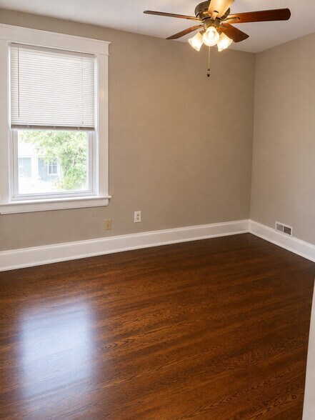 Building Photo - 206 Oak St