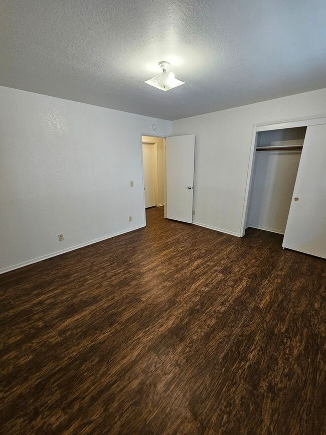 Building Photo - 2356-2356 Bushnell St