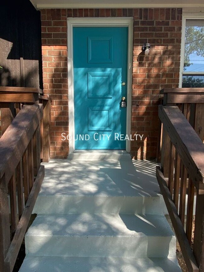 Building Photo - 3232 Hinkle Dr