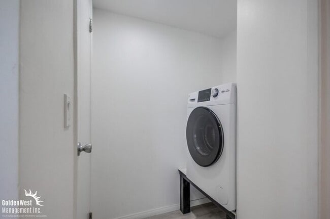 Building Photo - Newly Renovated 2Bdm 1Ba Apartment ADU Loc...