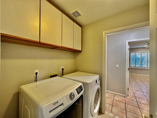 Building Photo - 9071 E Caribbean Ln