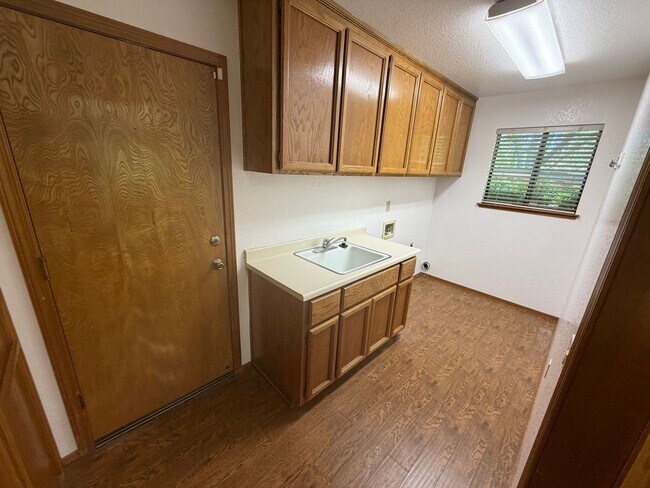 Building Photo - 4 bedroom | 2 bathroom | Gold River home