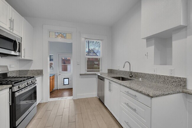 Building Photo - $1,995 - Charming 1 bed, 1 bath located in Denver with Bonus Flex Room!