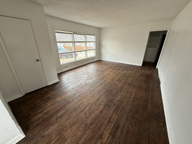 Building Photo - **READY NOW** 4 Bedroom/2 Bath Home In KCMO