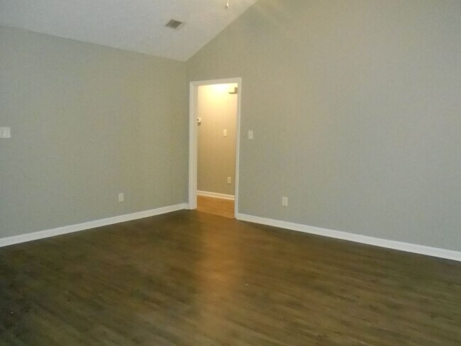 Building Photo - 3 Bedroom 2 Bath W/ Flex Room Pepperidge