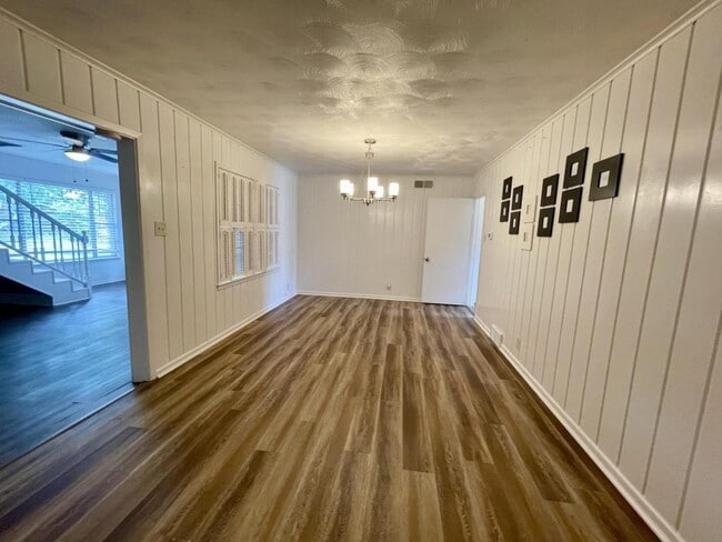 Building Photo - 1205 College Oaks Dr