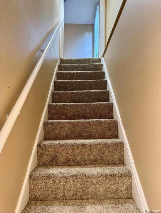 Building Photo - 18488 Fairport St