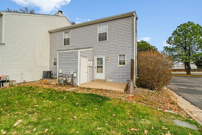 Building Photo - $1,700, 1 bed, 1 bath, located in Lakewood.