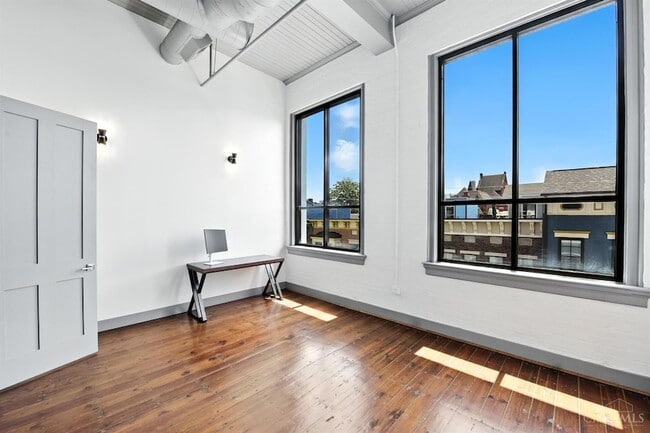 Building Photo - 222 W 15th St