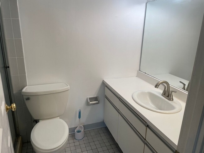 Building Photo - Newly Renovated Condo For Rent in Quaker V...