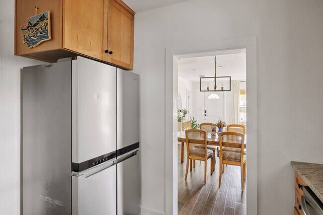 Building Photo - DARLING 2-BEDROOM MAHNCKE PARK COTTAGE