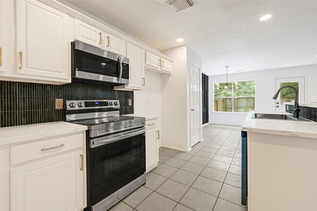 Building Photo - 146 S Walden Elms Cir