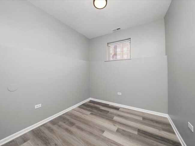 Building Photo - 6139 S King Dr