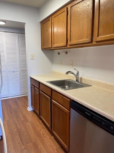 Building Photo - 2409 Pond View Dr
