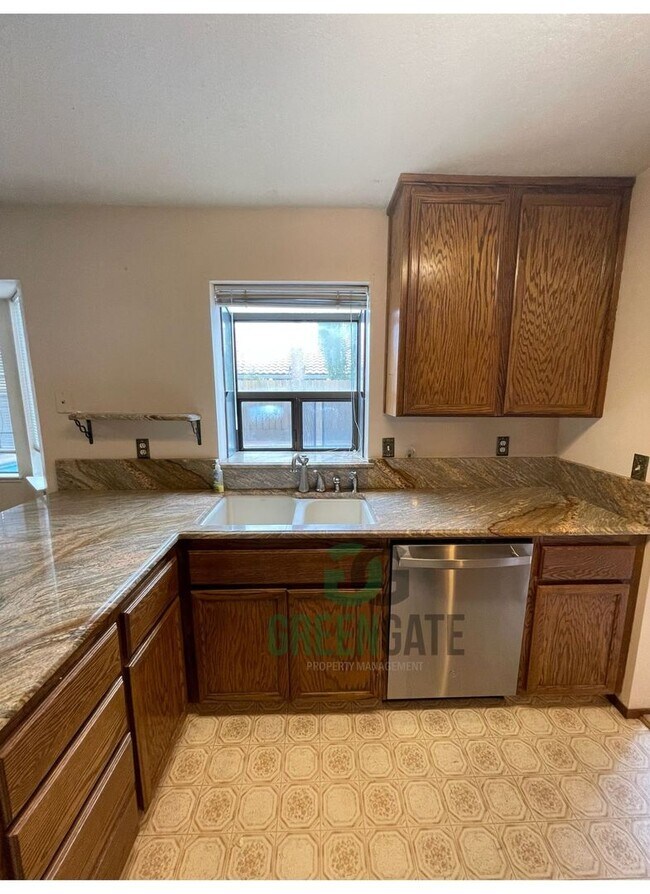 Building Photo - PRICE REDUCED! Beautiful 3 bedroom 2.5 Bath home READY NOW in MODESTO!! With POOL!!