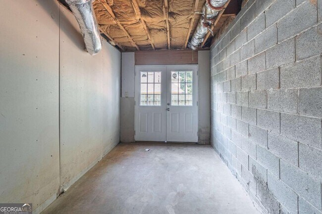 Building Photo - 736 Singley Dr