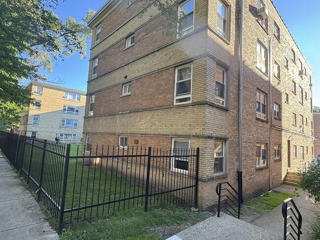 Building Photo - 6114 N Damen Ave