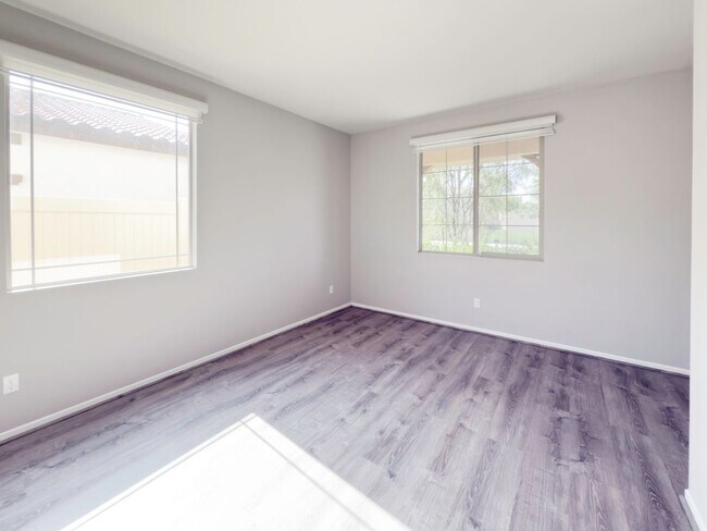 Building Photo - Beautiful 2 Story 5 Bedroom SOLAR Home + L...