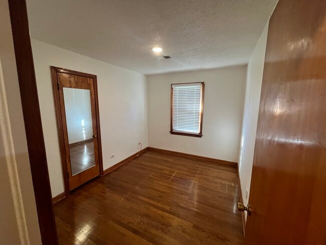 Building Photo - 3332 Macdonald Rd